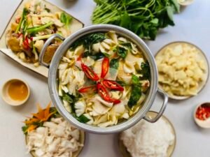 Lẩu gà ta lá é