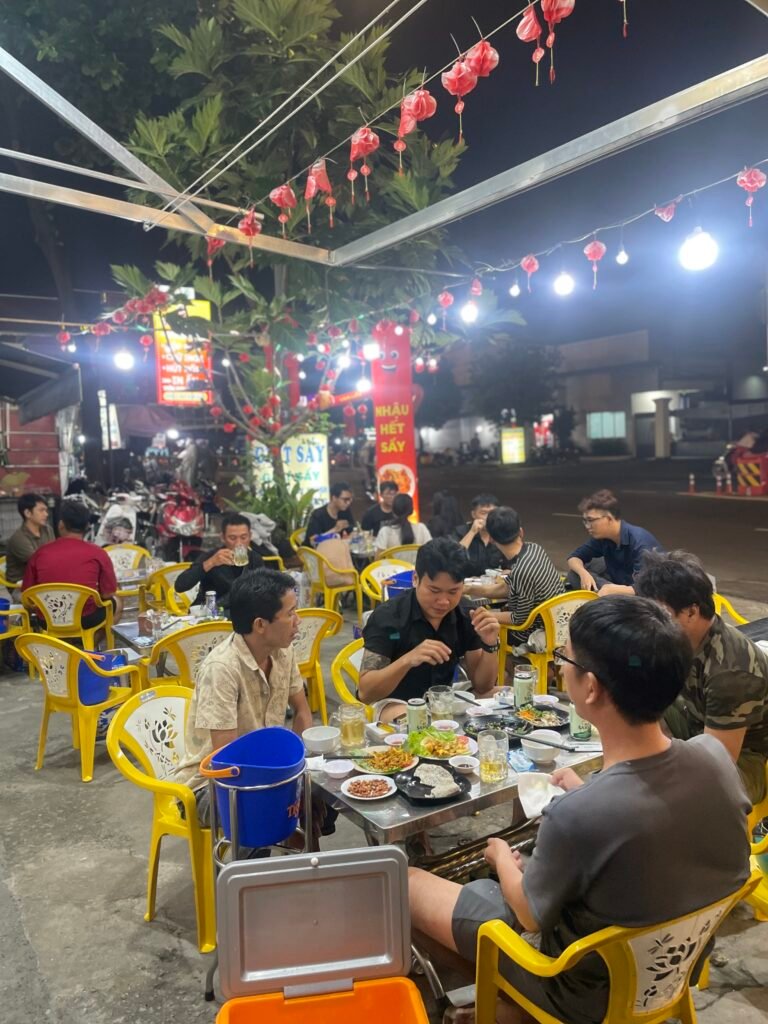 GU Bình Dân là quán nhậu Tây Thạnh hàng đầu dành cho thực khách yêu thích lai rai với bia mồi phong cách nhậu đường phố hay trên vỉa hè Sài Gòn tại khu vực quận Tân Phú. Quán nhậu nằm ở vị trí mặt tiền số 99 đường Tây Thạnh, chúng tôi tự hào là quán nhậu Tây Thạnh hội tụ đủ yếu tố: mồi nhậu lai rai ngon đậm chất “GU”, không gian nhậu thoải mái dân dã, giá cả bình dân và dịch vụ phục vụ tận tình, niềm nở.