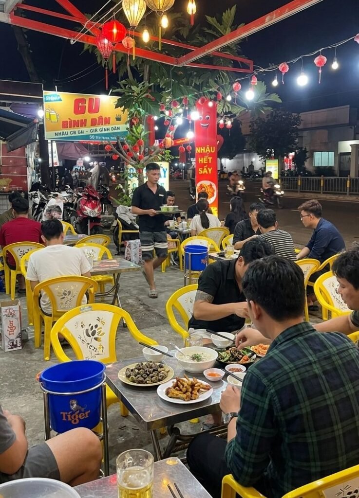 Không Gian Quán Rộng Rãi, Thoáng Gió Trời